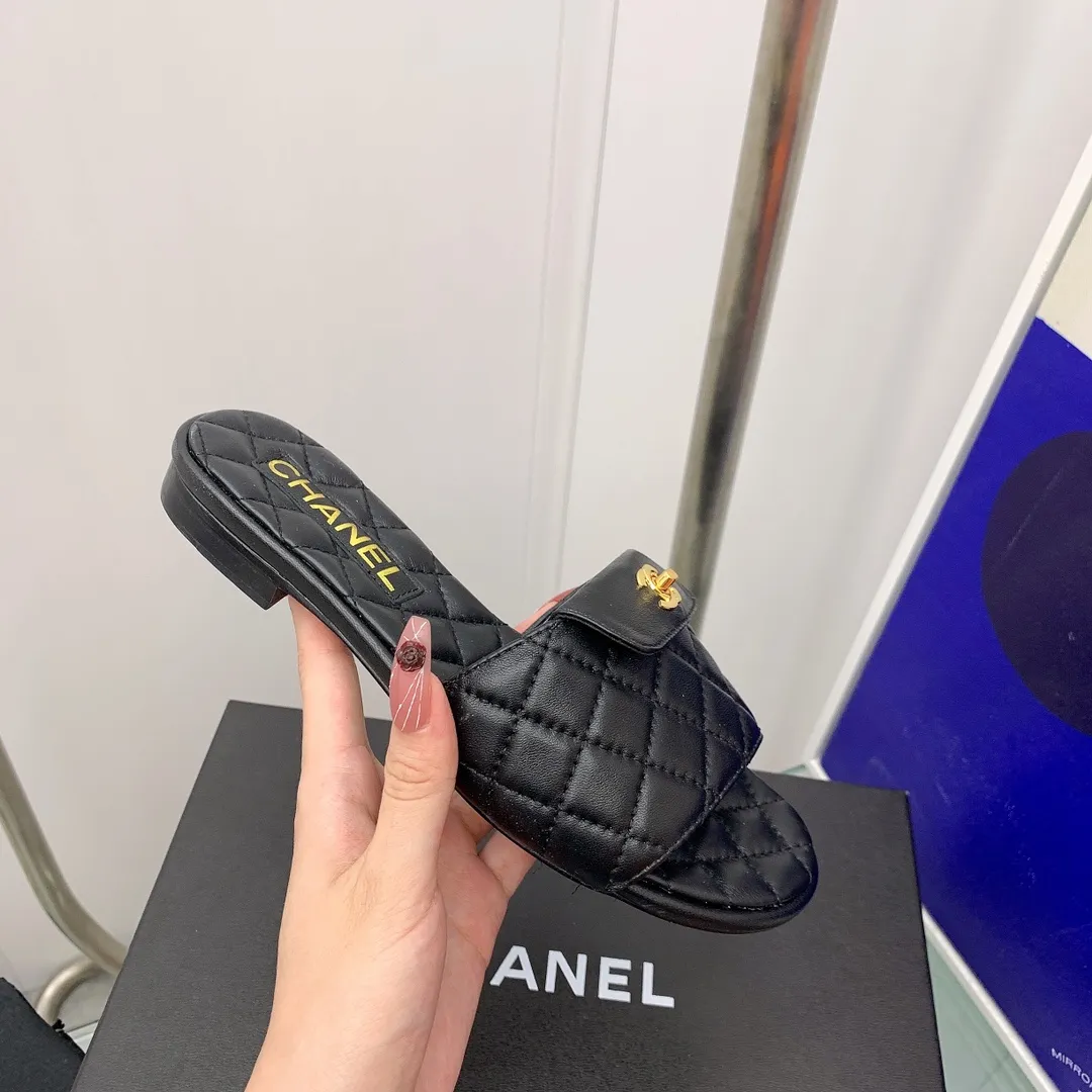 👟👟Ex-factory price p360👟👟 Women's Shoes Women's Clothing Women's Shoes Factory Chanel/Chanel 2022 Spring and Summer New Flat Slippers Original 1:1 development Counter quality exclusive mold customization logo All online counters can be inspected Very comfortable on the feet and great foot feel! ✔️Fabric: Italian imported sheepskin + original hardware buckle ✔️Inner lining: The feet are made of imported sheepskin ✔️Outsole: Italian imported genuine leather outsole ✔️Number of yards: 35-40 (41 can be customized)